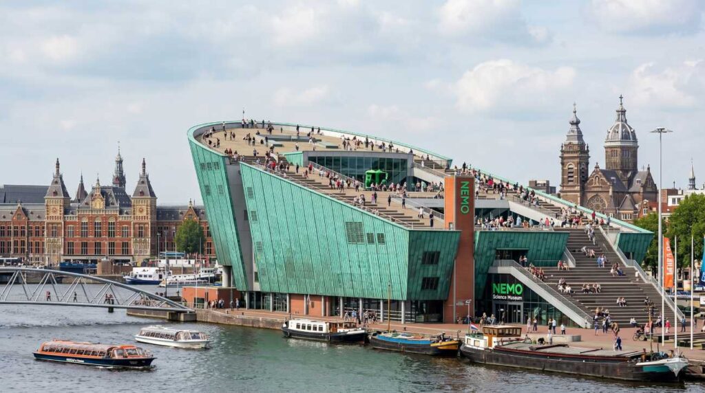Parken am NEMO Science Museum: Günstig parken